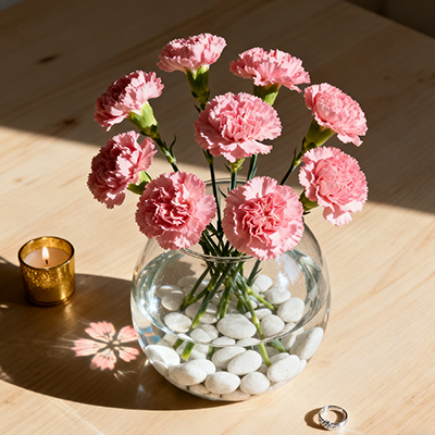 《香槟玫瑰缀浪漫，纪念日贺：岁岁相伴，爱意愈浓》